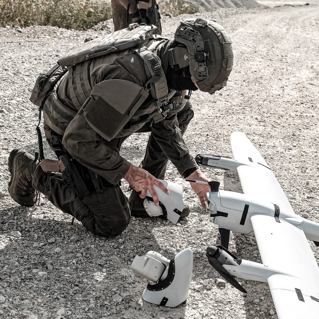 Die Überwachungsdrohne Vector wird montiert.