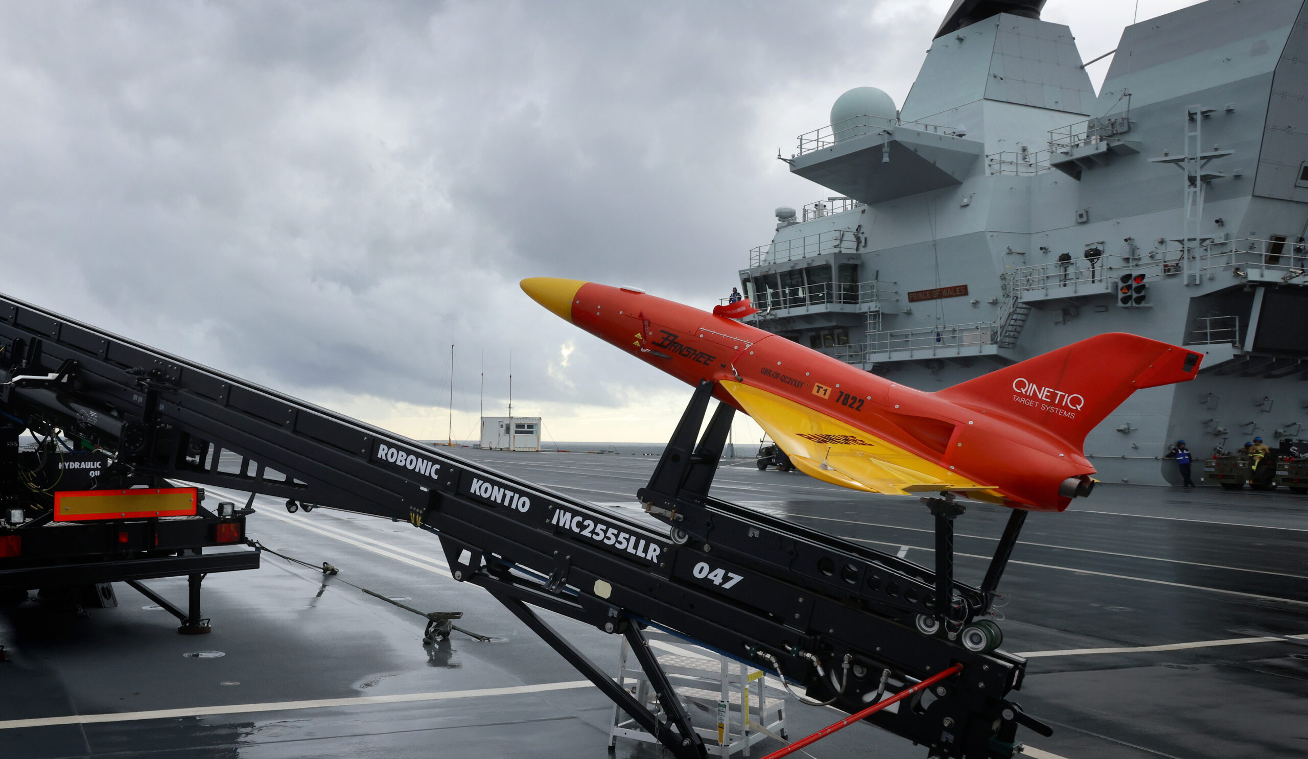 QinetiQ: Auf dem Flugdeck der HMS Prince of Wales sind Zieldrohnen des Typs Banshee Jet 80 zu sehen. Die HMS Prince of Wales hat im Rahmen der Erprobung des Einsatzes unbemannter Systeme von Flugzeugträgern Zieldrohnen von ihrem Flugdeck aus gestartet. Foto: UK Ministry of Defence CROWN