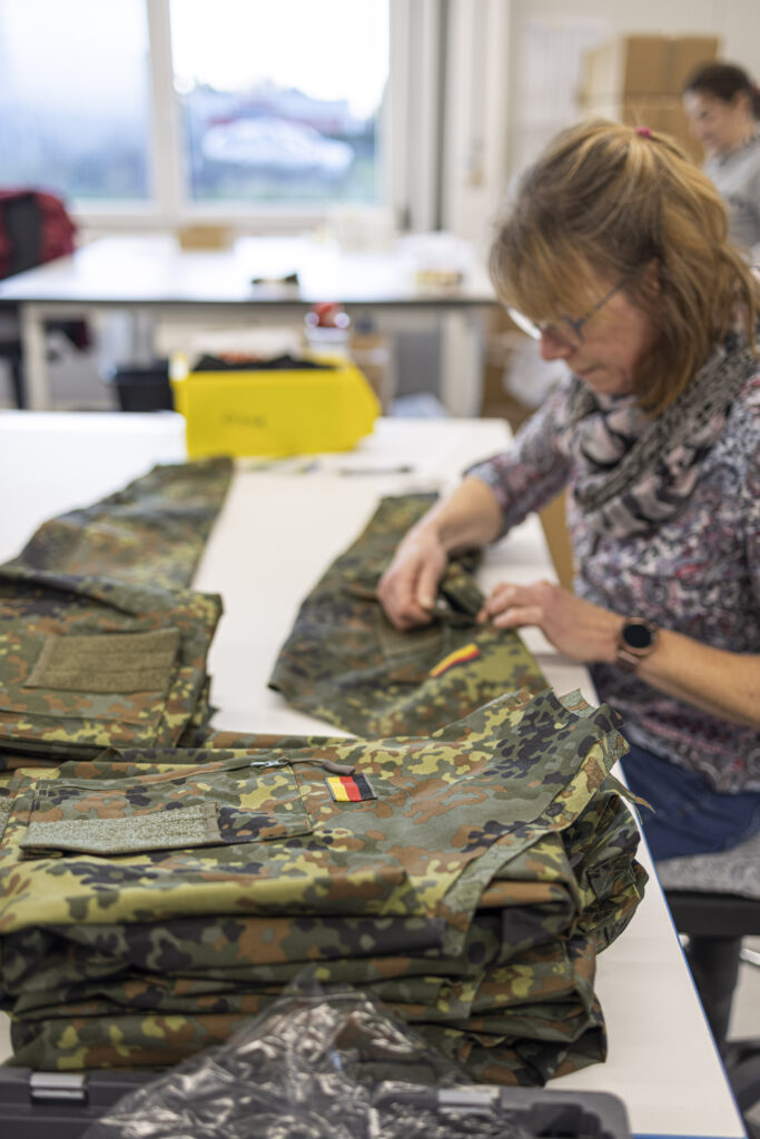 Viel Handarbeit: bei der Hexonia GmbH wird Kampfbekleidung für die Bundeswehr hergestellt.