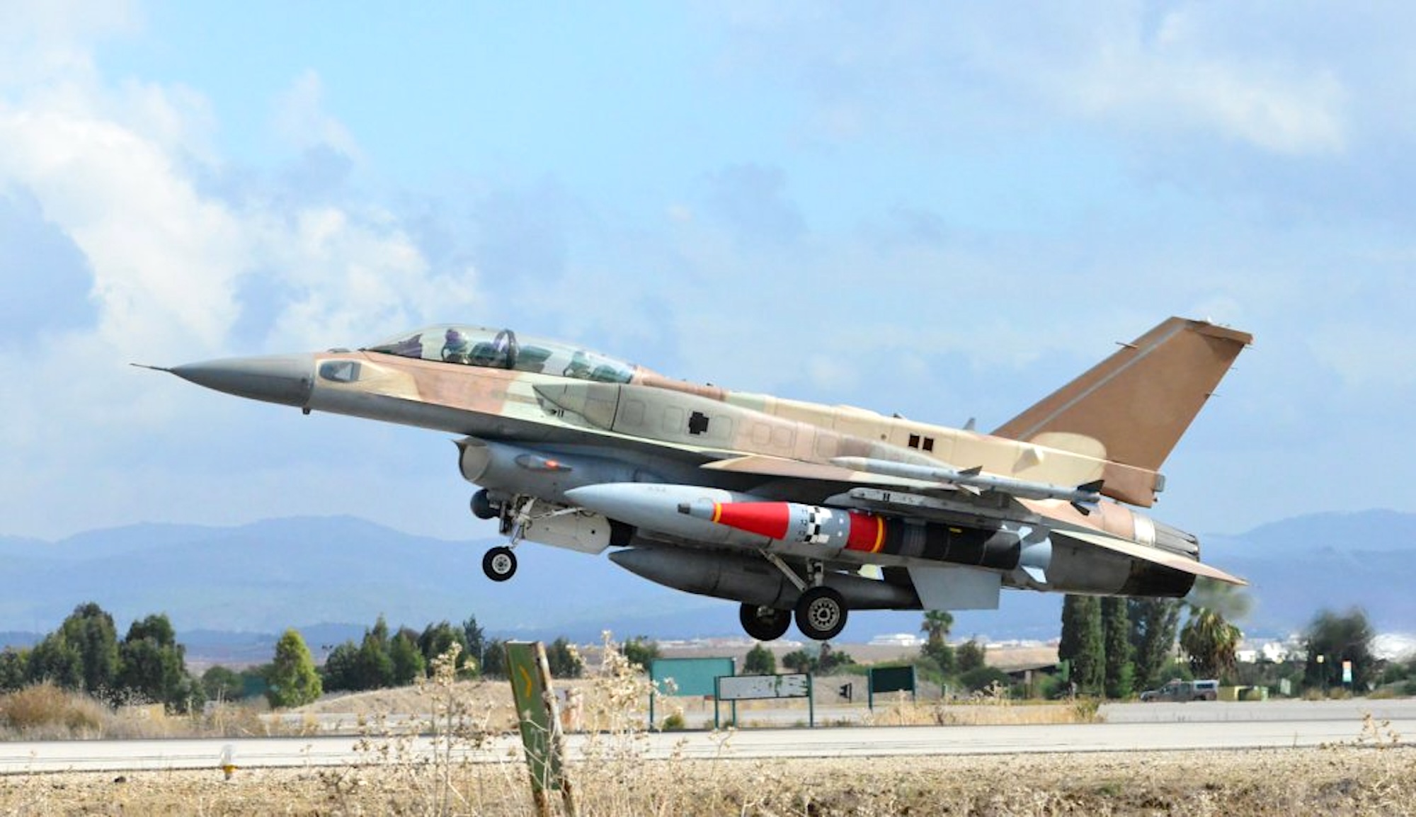 Kampferprobt: ROCKS an einer israelischen F-16. Die Luftwaffe flog von Israel aus mehrere Angriffe gegen präzise ausgewählte Ziele.