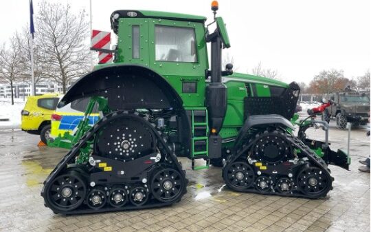 Militärische Traktoren unter anderem von REBO : John Deere mit GBL