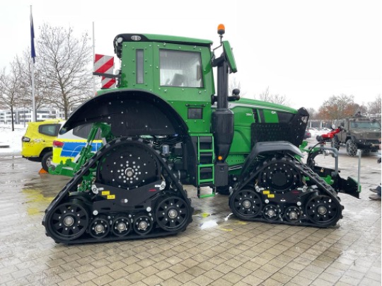 Militärische Traktoren unter anderem von REBO : John Deere mit GBL