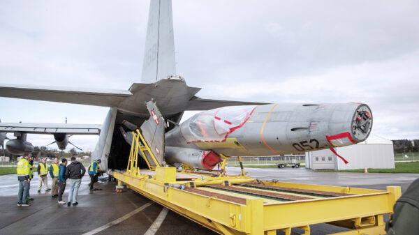 Verladen des Rumpfs der ersten von RUAG ausgelieferten F-5.