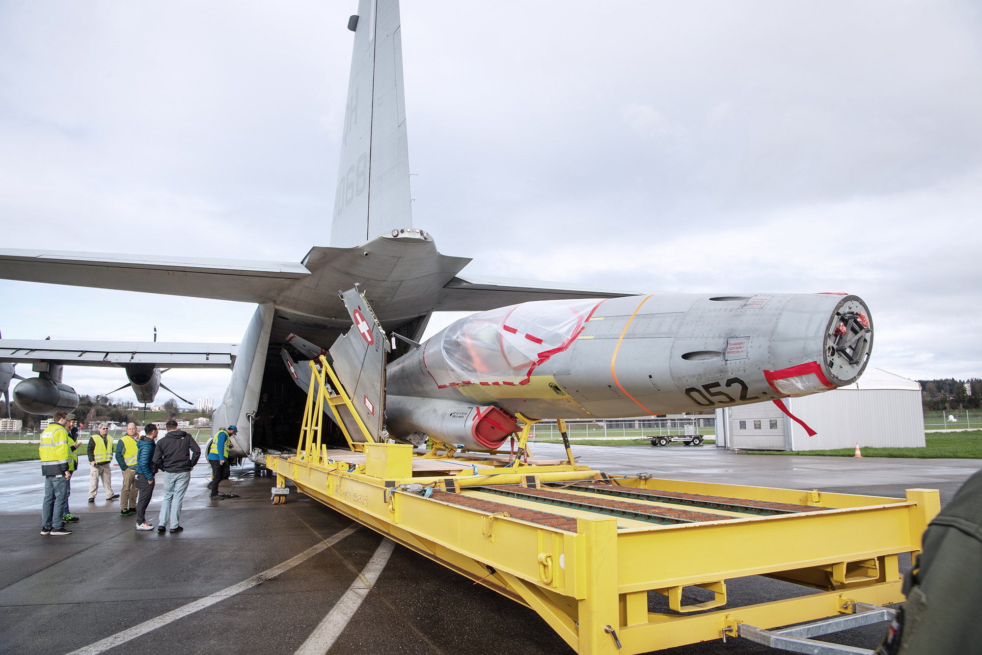 Verladen des Rumpfs der ersten von RUAG ausgelieferten F-5.