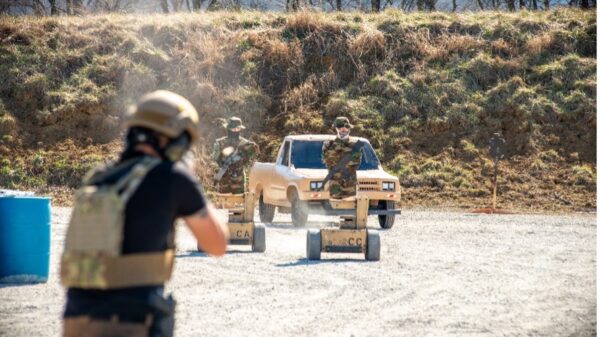 Realistisches Live-Feuer-Training. Hier wird ein Kontrollpunkt von autonomer Roboterinfanterie und -fahrzeugen angegriffen. (Alle Bilder- Marathon Targets)