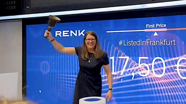 Börsengang der REnk Group: In Frankfurt läutet CEO Susanne Wiegand die Börsenglocke.