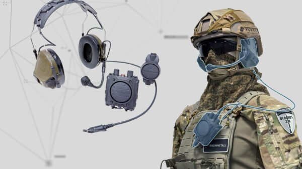 Das System SMG im Überblick. Die Sprechsätze mit Gehörschutzfunktion bestehen aus dem taktischen Headset, zwei PTT-Tasten zur Auswahl sowie entsprechender Kabel zur Anbindung.