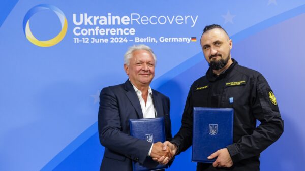 Armin Papperger, Vorstandsvorsitzender der Rheinmetall AG, und Oleksandr Kamyschin, Minister für strategische Industrien der Ukraine, nach der Unterzeichnung des Abkommens. Auch ein Rahmenvertrags zur Lieferung von mehreren hundert Lynx an die Ukraine ist aktuell in der Diskussion.
