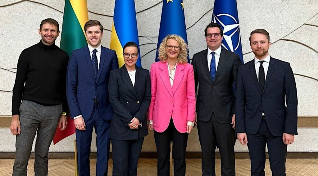 Rheinmetall baut weiteres Werk in Litauen: Ministerin Aušrinė Armonaitė (3. v. r.) mit Projektbeauftragten ihres Amtes und von Rheinmetall. (Foto: Litauisches Ministerium für Wirtschaft und Innovation)