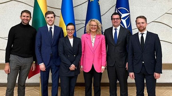Rheinmetall baut weiteres Werk in Litauen: Ministerin Aušrinė Armonaitė (3. v. r.) mit Projektbeauftragten ihres Amtes und von Rheinmetall. (Foto: Litauisches Ministerium für Wirtschaft und Innovation)