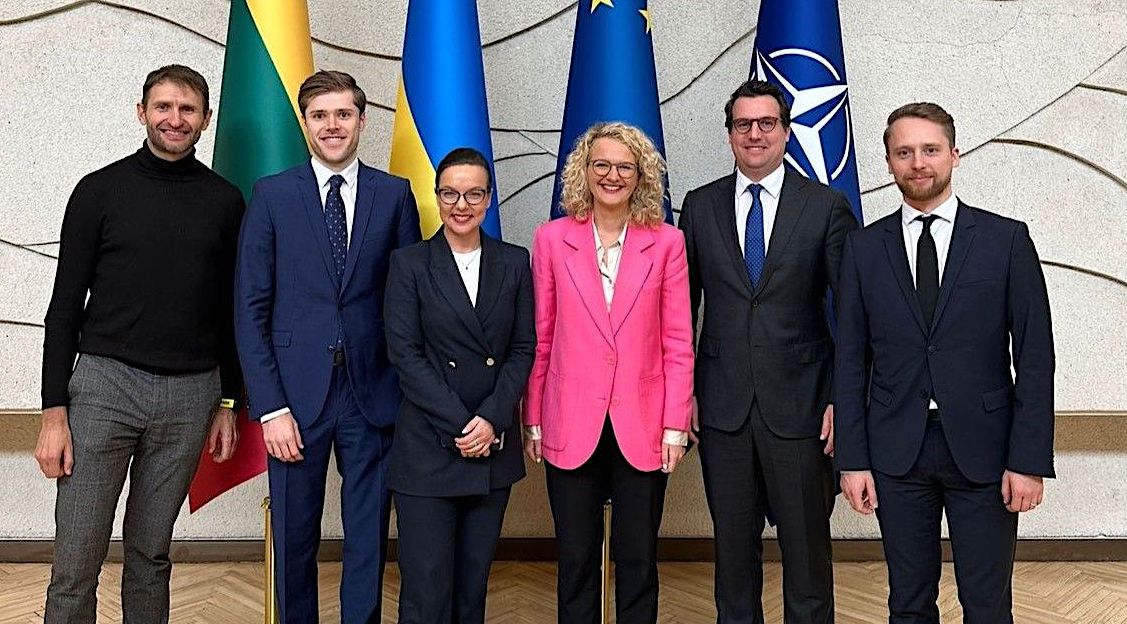 Rheinmetall baut weiteres Werk in Litauen: Ministerin Aušrinė Armonaitė (3. v. r.) mit Projektbeauftragten ihres Amtes und von Rheinmetall. (Foto: Litauisches Ministerium für Wirtschaft und Innovation)