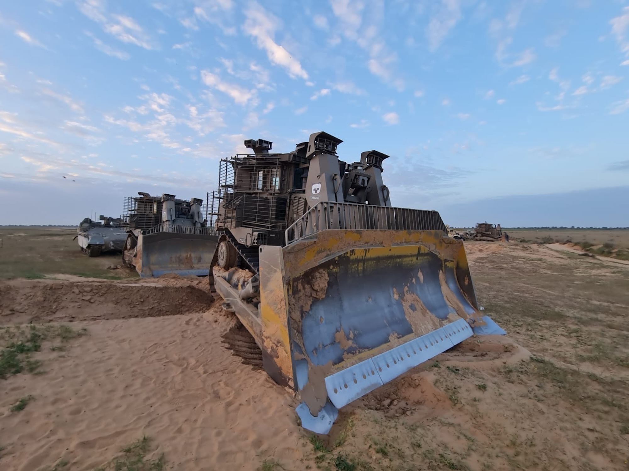 Bei der gestrigen Demonstration wurde das Pionierfahrzeug RobDozer in Israel aus den USA ferngesteuert eingesetzt.