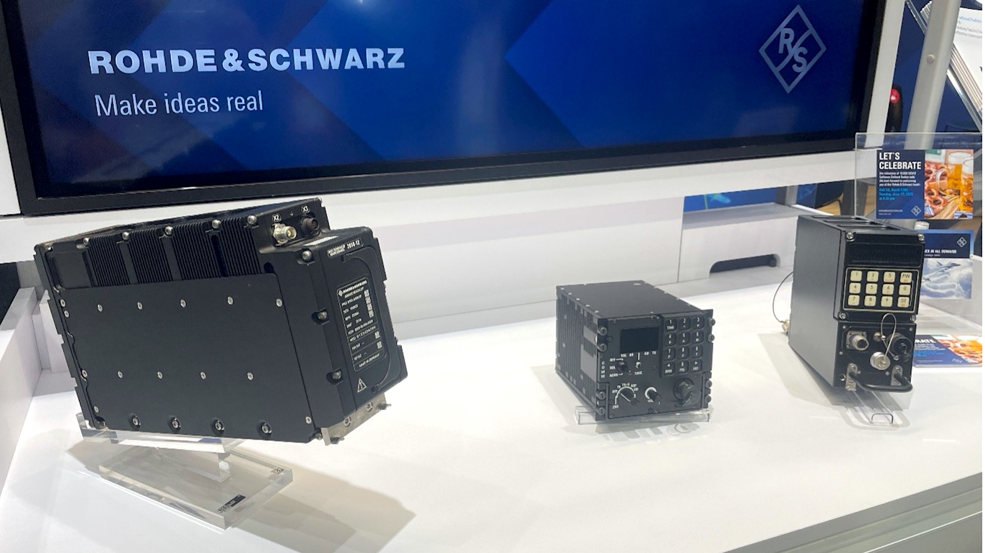 Entsprechende R&S Funkgeräte auf der Paris Air Show 2025, u.a. ganz links das AR 5000 U/VHF-Gerät.