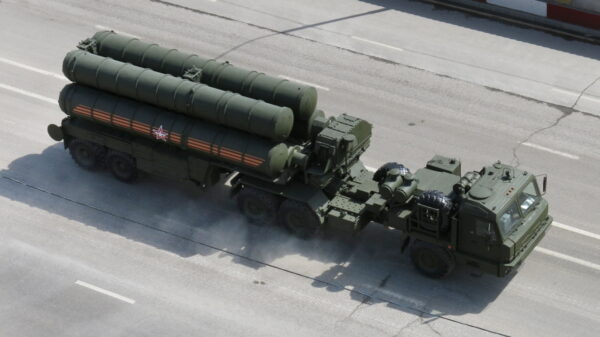 Moderne Flugabwehr: Russisches S-400 TEL 5P85T2 bei einer Parade in Moskau.