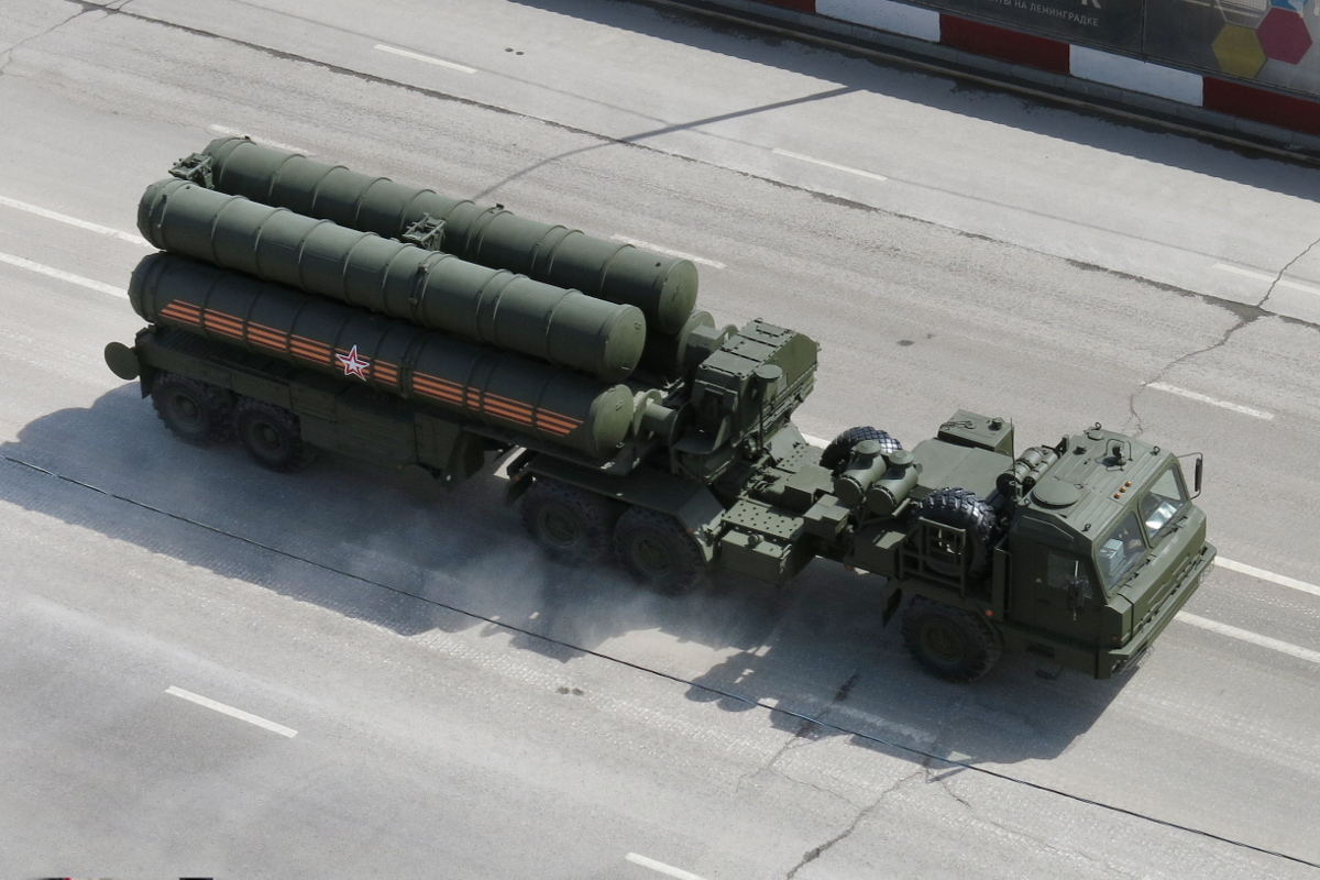 Moderne Flugabwehr: Russisches S-400 TEL 5P85T2 bei einer Parade in Moskau.