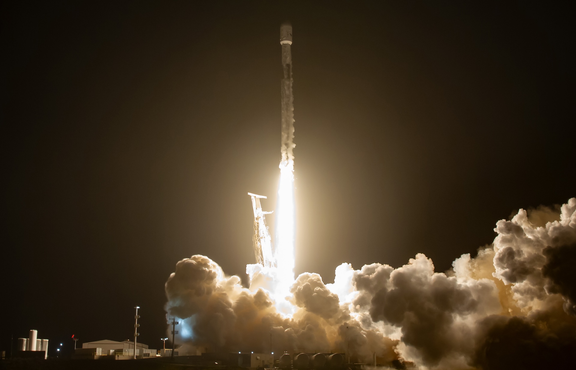 Die mehrstufige Trägerrakete „Falcon 9“ von SpaceX hebt am 24. Dezember 2023 um 05:11 Uhr Ortszeit mit dem letzten SARah-Satelliten der Bundeswehr vom Launchpad ab.