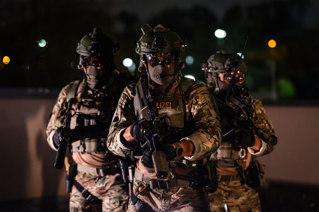 Das neue ballistische Kopfschutzsystem M100 in der Frontansicht.