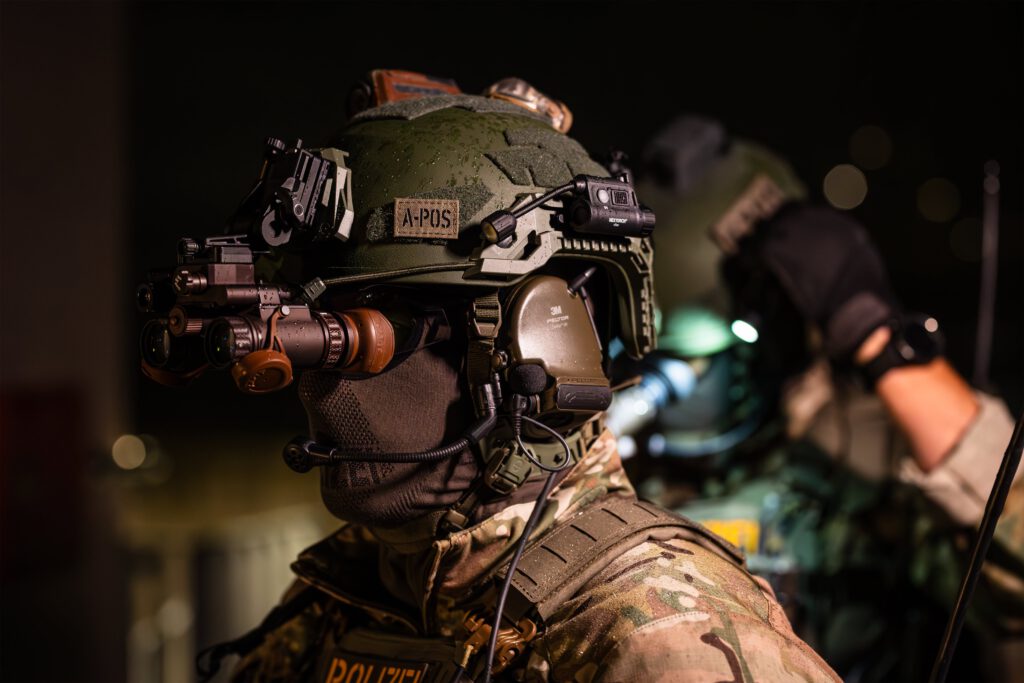 Das neue ballistische Kopfschutzsystem M100 im Profil.