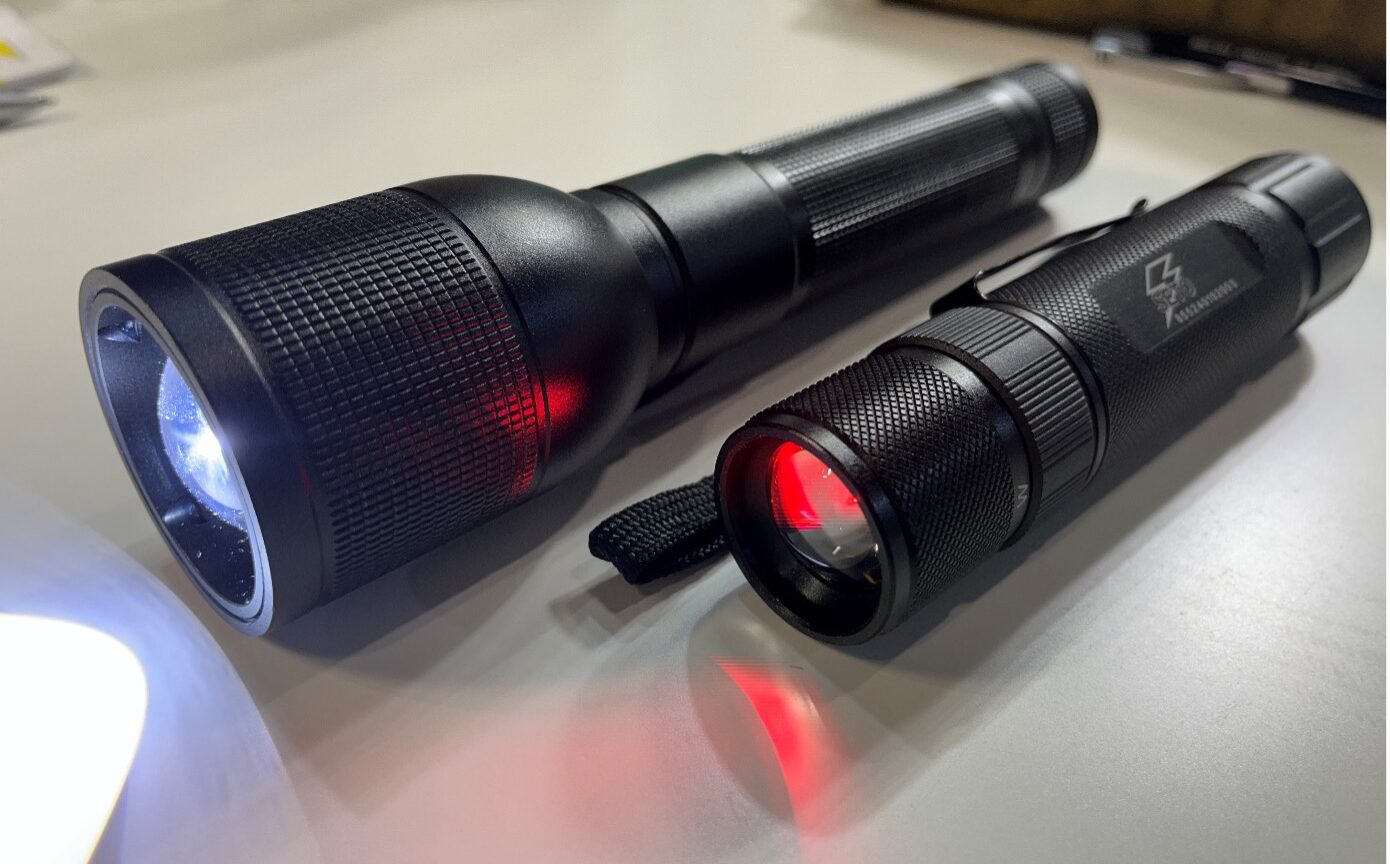 SETO 3-C-LED-Handlampe rechts und die leistungsstärkere Lampe mit einer Reichweite von bis zu 500 m. (Foto- AF)