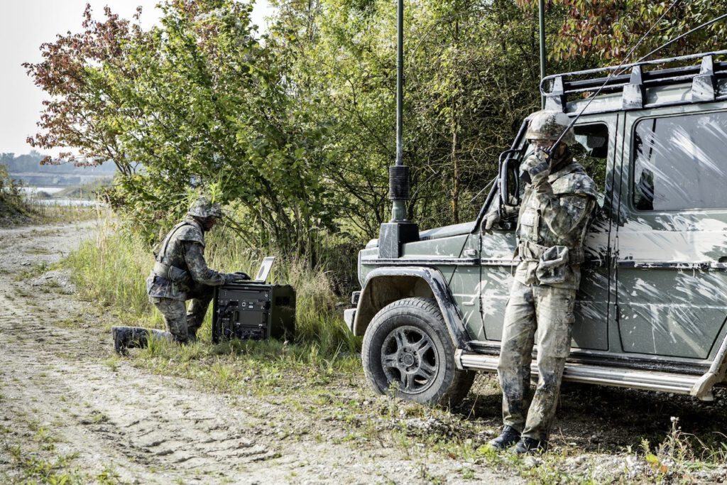 Kommunikation und Digitalisierung erfordern Funkgeräte, die den militärischen Anforderungen der Bundeswehr entsprechen. Die Systeme von Rohde & Schwarz wurden daher für D-LBO ausgewählt.