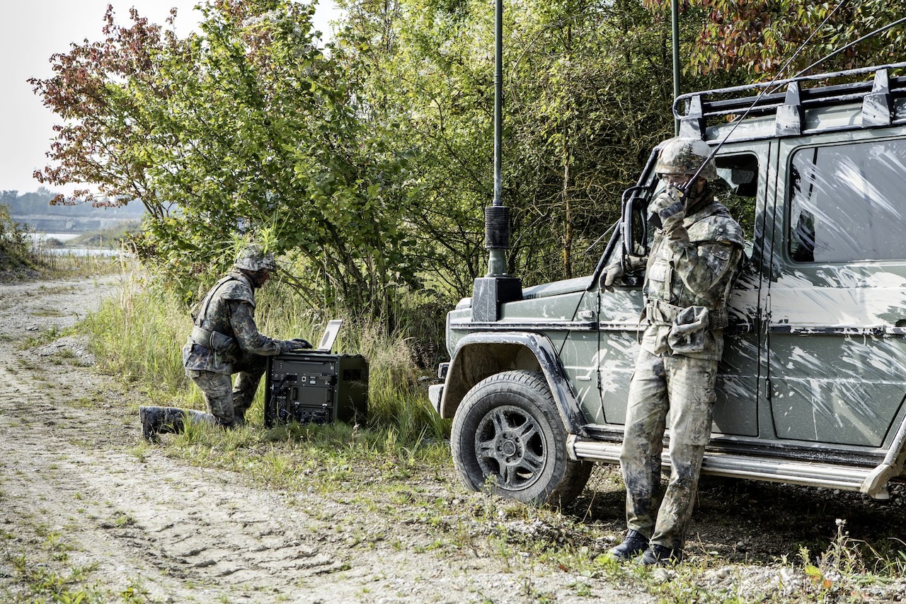 Kommunikation und Digitalisierung erfordern Funkgeräte, die den militärischen Anforderungen der Bundeswehr entsprechen. Die Systeme von Rohde & Schwarz wurden daher für D-LBO ausgewählt.