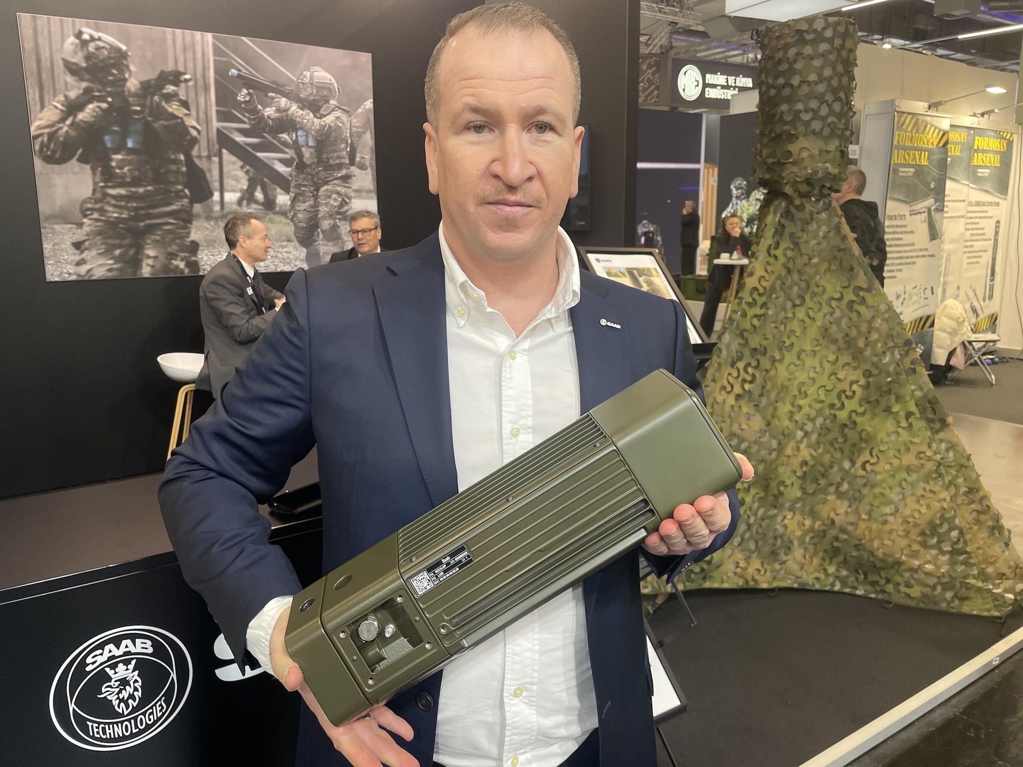 Saab präsentiert die Vielseitigkeit des Schutzes auf der Enforce Tac, vom Sirius Compact (links) bis zum Barracuda (rechts).