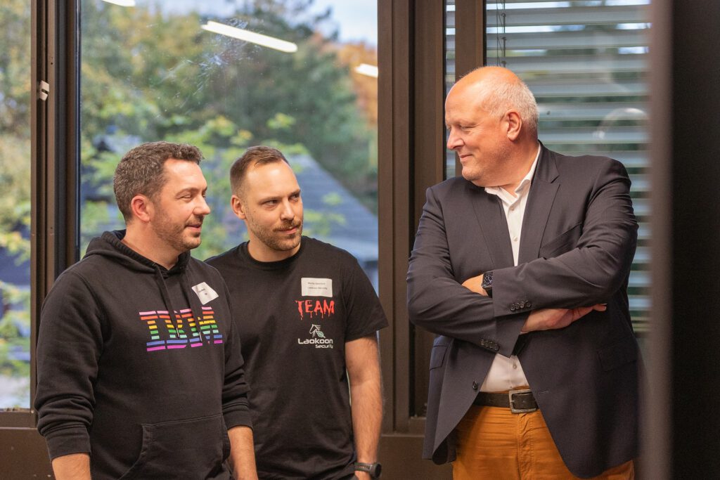 Nils Merkle (IBM) und Moritz Samrock (Laokoon SecurITy) im Gespräch mit dem Bundesdatenschutzbeauftragten Prof. Ulrich Kelber (v. l. n. r.).