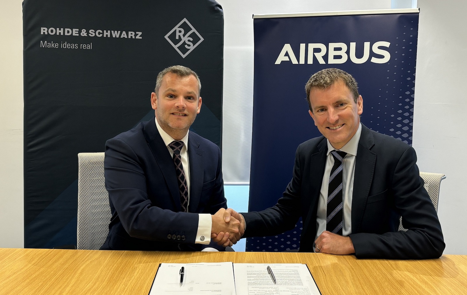Gary Mackay, Geschäftsführer, Rohde & Schwarz UK Ltd. und Richard Budd, VP Integrated Space Solutions UK, US & ASPAC, Airbus Defence and Space. (Bild: Airbus)