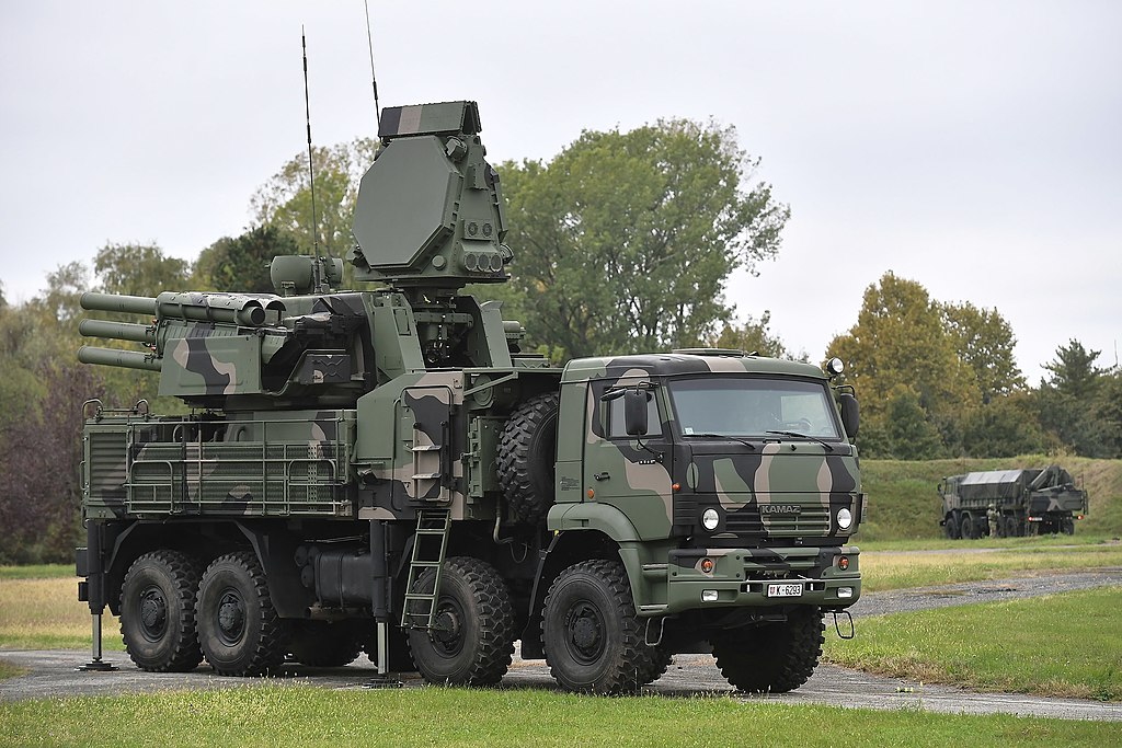 Das russische Luftverteidigungssystem Pantsir (hier ein serbisches Pantsir-S1) soll zur Abwehr von Drohnen eine Laserwaffe erhalten.