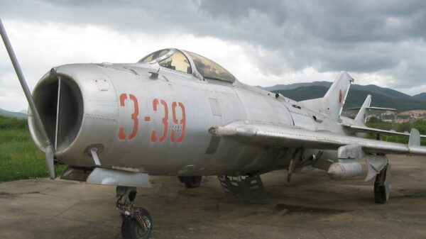 Ein alter Kampfjet J-6 aus China, wie er zu Drohnen umgerüstet wird.