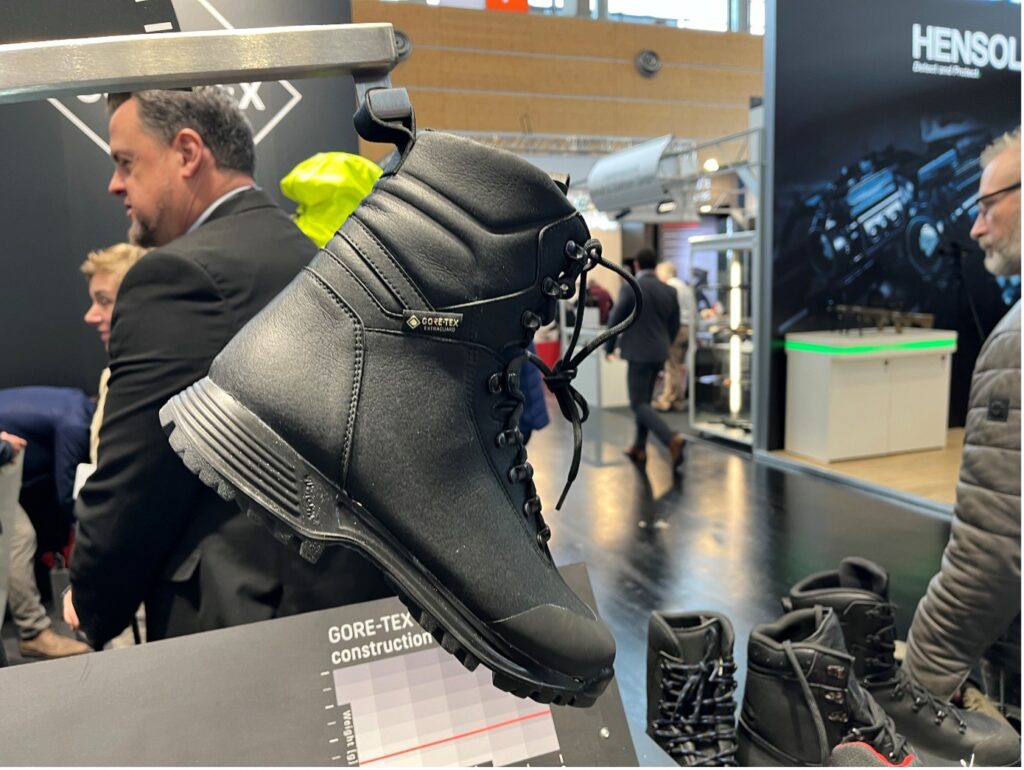 Sieht aus wie ein gewöhnlicher Kampfstiefel. Nutzt aber die EXTRAGUARD Membran von Gore-Tex. Damit lässt sich erstmals auch ein Obermaterial wie Leder ersetzen