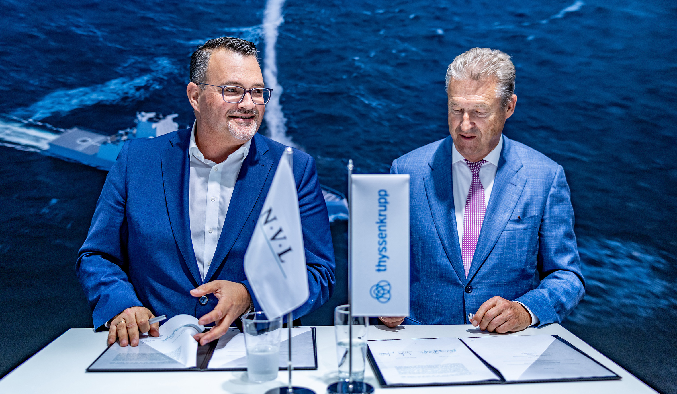 Oliver Burkhard (l.), CEO von tkMS, und Friedrich Lürßen (r.), Gesellschafter der Unternehmensgruppe NVL, unterzeichneten heute in Hamburg eine Zusammenarbeitserklärung zum Bau der Fregatte F127.