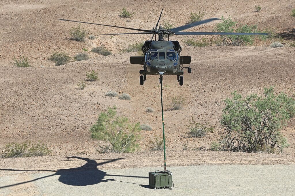 Aufrüstungspaket: Ohne auch nur einen einzigen Menschen an Bord absolvierte der Blackhawk im Versuch der DARPA unter anderem diese Transportmission.