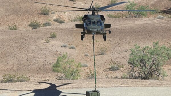 Aufrüstungspaket: Ohne auch nur einen einzigen Menschen an Bord absolvierte der Blackhawk im Versuch der DARPA unter anderem diese Transportmission.
