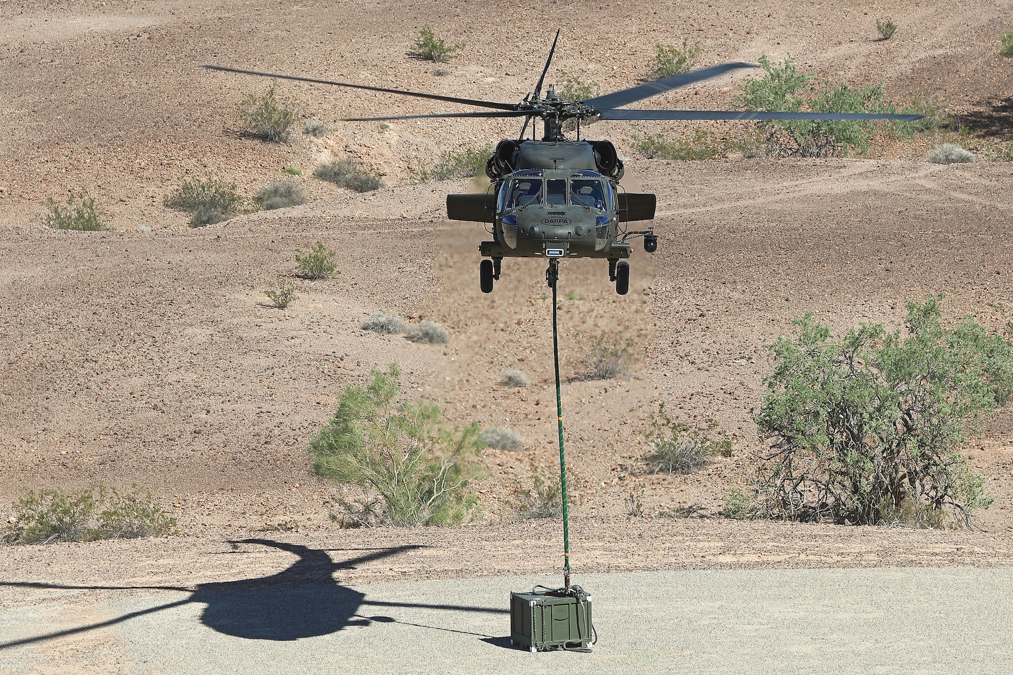 Aufrüstungspaket: Ohne auch nur einen einzigen Menschen an Bord absolvierte der Blackhawk im Versuch der DARPA unter anderem diese Transportmission.