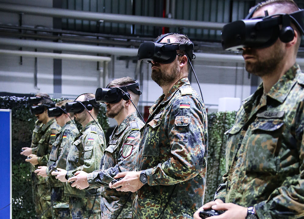 Virtuelle Realität: Unter VR-Brillen können Abläufe beim Fallschirmsprungeinsatz geübt werden. Foto: Bundeswehr / Andrea Neuer