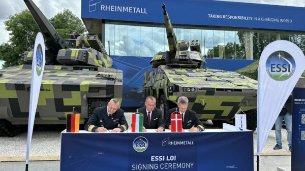 Beschaffung Skyranger: Vizeadmiral Carsten Stawitzki, Abteilungsleiter Rüstung im BMVg (Deutschland), General a.D. Laszlo Tömböl, Nationaler Rüstungsdirektor (Ungarn) und Flottillenadmiral Claus Lundholm Andersen, Stv. Nationaler Rüstungsdirektor (Dänemark), bei der Unterzeichnung des LoI. Im Hintergrund ein Skyranger auf Lynx und einer auf Boxer (v.l.n.r.).