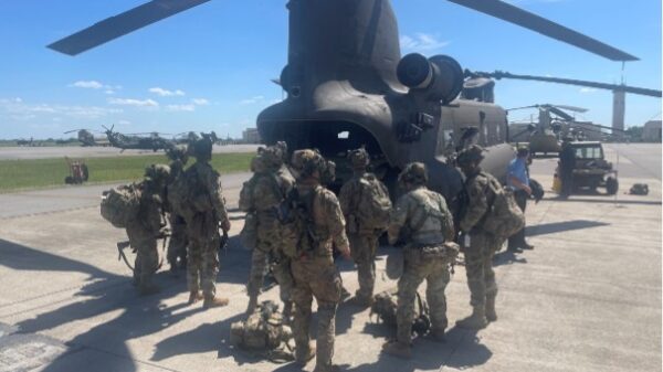 Anwenderdemonstration: Soldaten der 101st Combat Aviation Brigade laden Personal in den CH-47F Block II. (Foto der U.S. Army)