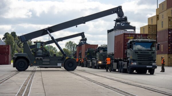 Soldaten des LogRg 161 verladen Container zum Weitertransport in Klaipeda/Litauen