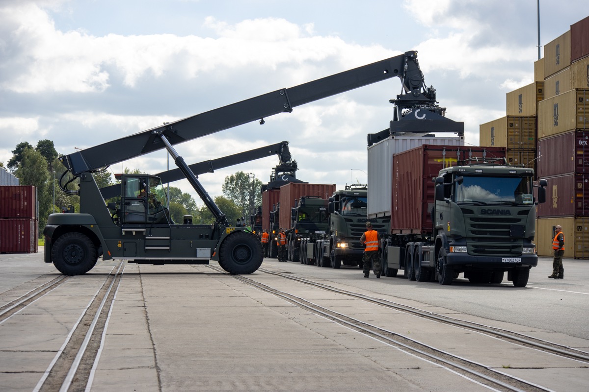 Soldaten des LogRg 161 verladen Container zum Weitertransport in Klaipeda/Litauen