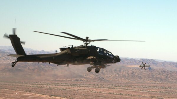 34 Millionen: Drohnenjäger: Ein Kampfhubschrauber vom Typ Boeing Apache AH-64 E feuert die in Israel hergestellte Spike-NLOS ab.