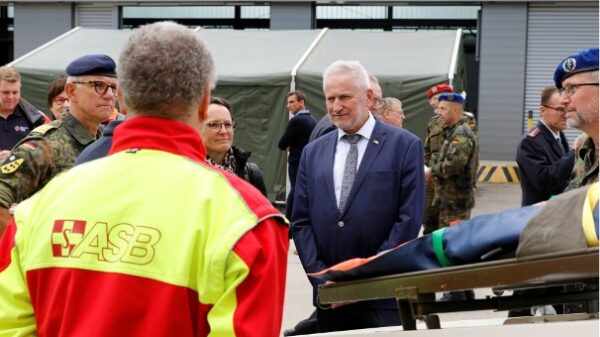 ZMZ-Symposiumn Staatssekretär Thomas Blenke aus dem Innenministerium im Gespräch mit einem Mitarbeiter des Arbeiter-Samariter-Bundes. (v.l.) Kapitän zur See Michael Giss, Karin Scheiffele Abteilungsleiterin 6 Innenministerium Baden-Württemberg, Staatssekretär Thomas Blenke. Die Aufnahme entstand bei der vergangenen Ausgabe. (Foto: Bundeswehr/Jannis Hess)