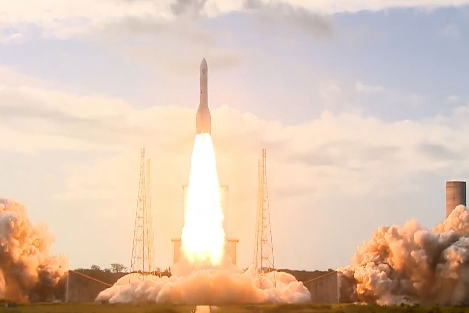 Voller Schub für die europäische RFaumfahrt. Die neue Trägerrakete Ariane 6 ist zu ihrem Erststart abgehoben.