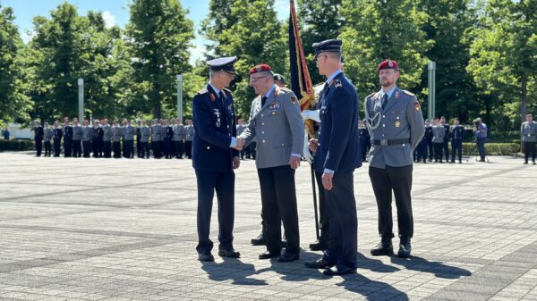 Heute übergab General Carsten Breuer (Mitte) die Führung der Streitkräftebasis von Generalleutnant Martin Schelleis (links) an Generalmajor Stefan Lüth (rechts im Bild).