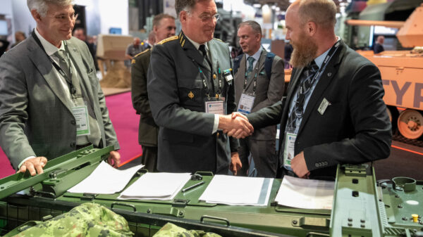 Schweden beschafft THeMIS UGV, der Vertrag wurde in Paris per Handschlag besiegelt.