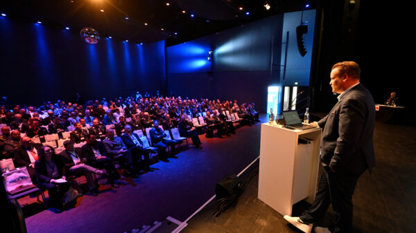 Tobias Ehlke, Inhaber und Geschäftsführer bei cpm freute sich, die wehrtechnisch logistische Community mit über 350 Teilnehmenden, 44 Vortragenden und über 30 Ausstellern heute anahezu geschlossen zur zweitägigen LOG.NET2023 in der Stadthalle in Troisdorf begrüßen zu dürfen.