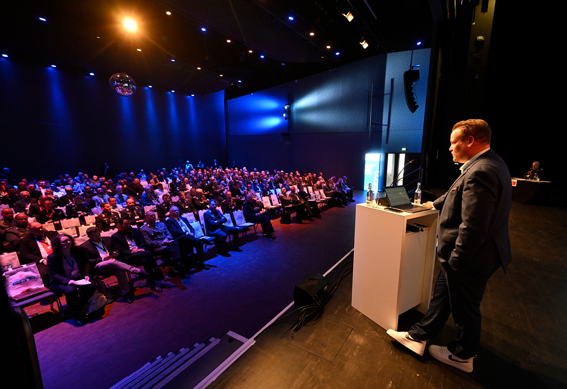 Tobias Ehlke, Inhaber und Geschäftsführer bei cpm freute sich, die wehrtechnisch logistische Community mit über 350 Teilnehmenden, 44 Vortragenden und über 30 Ausstellern heute anahezu geschlossen zur zweitägigen LOG.NET2023 in der Stadthalle in Troisdorf begrüßen zu dürfen.