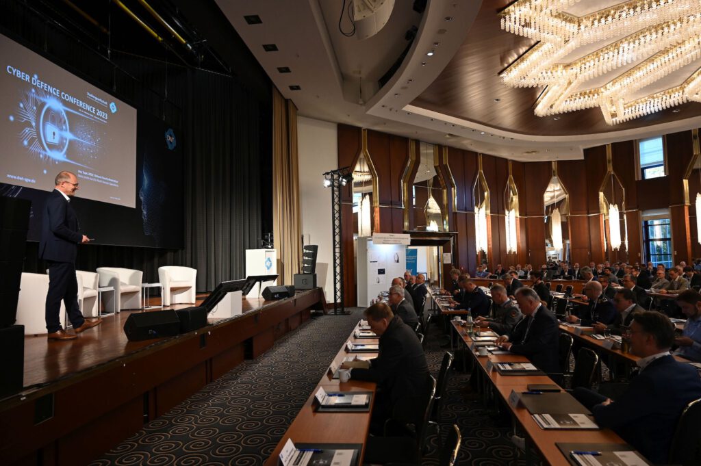Eröffnung der Cyber Defence Conference 2023 durch Oberst a. D. Bernd Kögel.