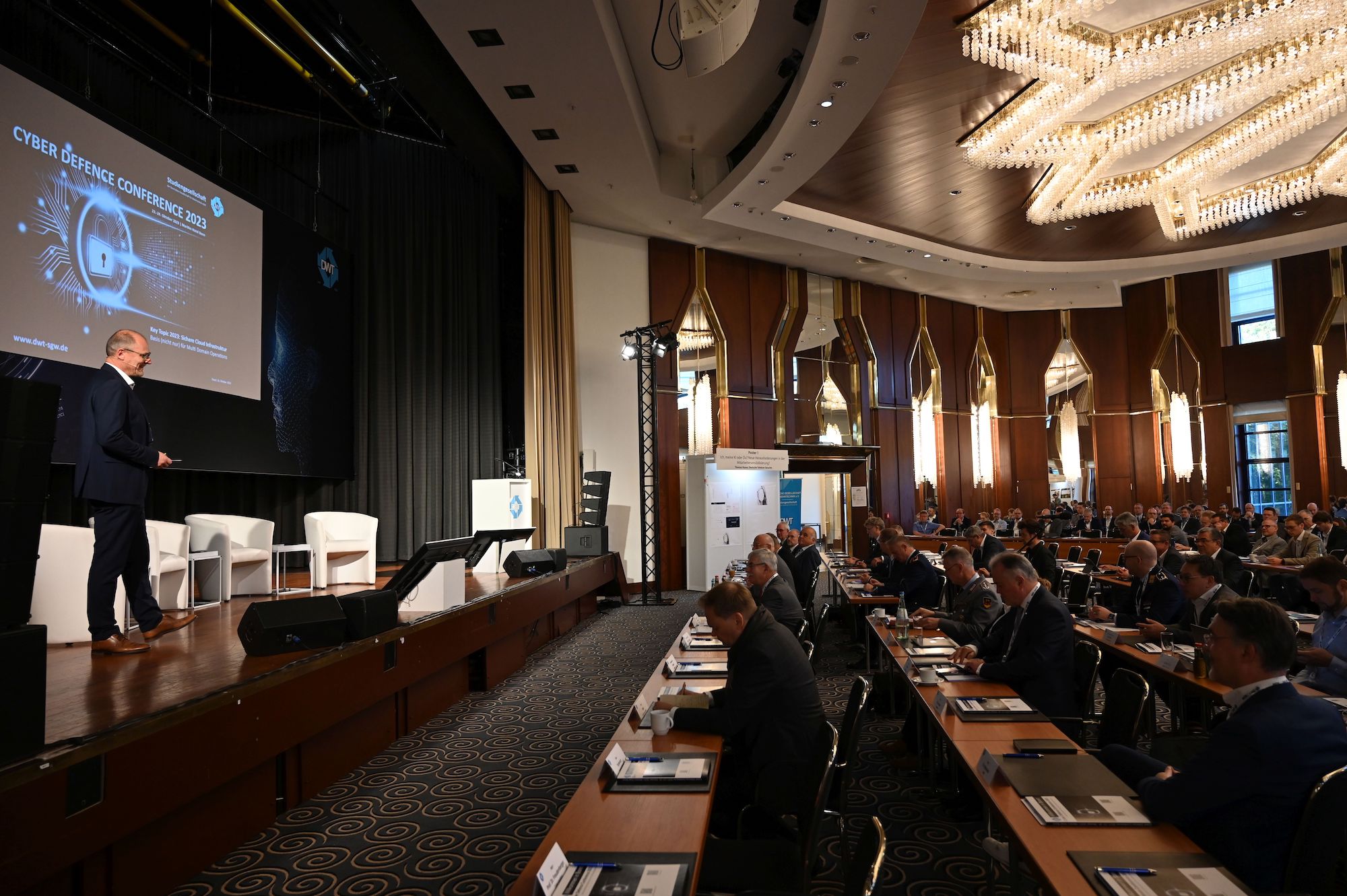 Eröffnung der Cyber Defence Conference 2023 durch Oberst a. D. Bernd Kögel.