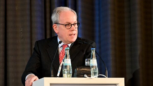 Dr. Hans Christoph Atzpodien, Hauptgeschäftsführer der Deutschen Sicherheits- und Verteidigungsindustrie e. V. (BDSV) bei seinem Vortrag in Bonn.